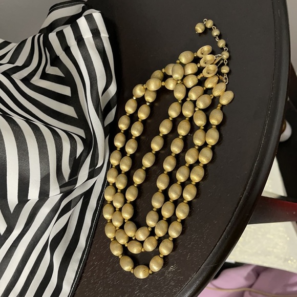 Vintage Trifari Frosted Gold Necklace Excellent! - Picture 4 of 5